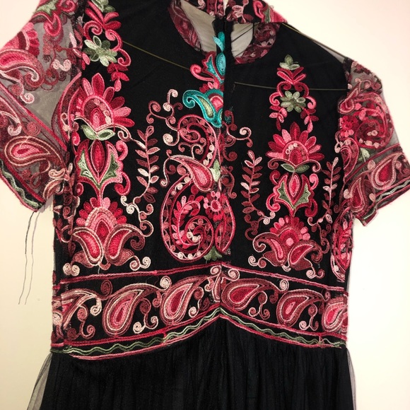 Beautiful embroidered mesh dress! - Picture 4 of 6